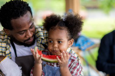 Çocuk taze karpuz yiyor. Küçük kız elinde karpuz tutuyor. Karpuz yiyen küçük tatlı bir kız.