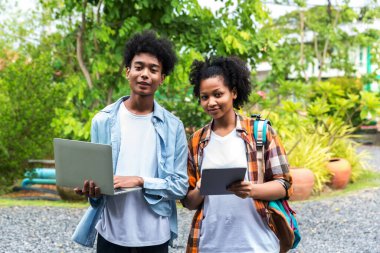 Öğrenci hayatı. Okulda iki öğrenci var ve sosyal medyayı kontrol ediyorlar. Üniversitede genç öğrenci Laptop ve Tablet kullan.