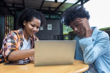 Öğrenci hayatı. Okulda iki öğrenci var ve sosyal medyayı kontrol ediyorlar. Üniversitede genç öğrenci Laptop ve Tablet kullan.