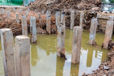 İnşaat alanındaki yeni bir bina için beton yığını. Temel yapı için zemin altındaki beton yığını.