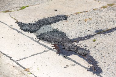 Sokak yeniden ortaya çıkıyor. Taze asfalt yapısı. Kötü yol. İnşaat alanı asfalt yolu döşeyen işçiler. Çukur kaplanıyor.