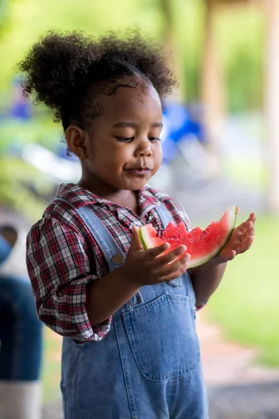Criança Comendo Melancia Fresca Criança Menina Segurando Melancia Bonito Menina — Fotografia de Stock