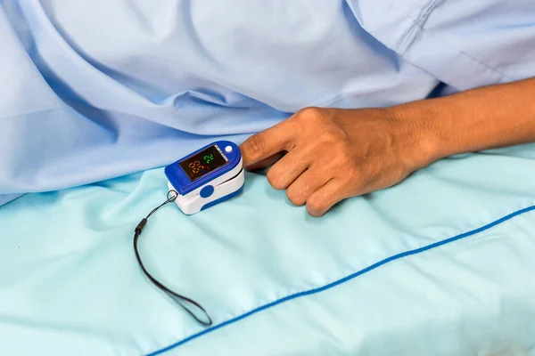 Patient Checking Oxygenation Fingertip Pulse Oximeter Saturation Blood Oxygen Measure — Stock Photo, Image