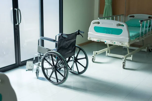 病院の患者室に車椅子が停まっていた 車椅子の患者は病棟にいます — ストック写真