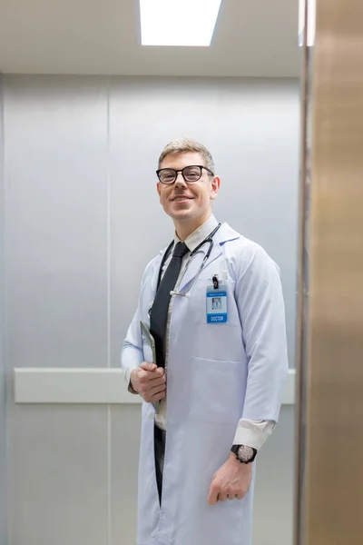 Arzt Mit Tablette Krankenhaus Freundlicher Arzt Uniform Mit Tablette — Stockfoto