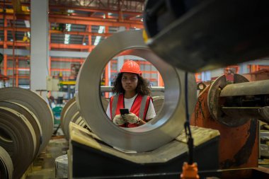 Ustabaşı ya da işçi fabrikada çalışıyor. Kontrol makinesi ya da tesisteki ürünler. Mühendis ya da teknisyen Malzemeleri ya da Tesiste Makine 'yi kontrol ediyor. Sanayi ve Fabrika.