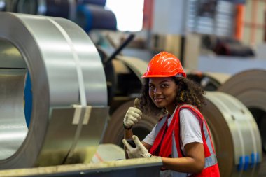 Ustabaşı ya da işçi fabrikada çalışıyor. Kontrol makinesi ya da tesisteki ürünler. Mühendis ya da teknisyen Malzemeleri ya da Tesiste Makine 'yi kontrol ediyor. Sanayi ve Fabrika.