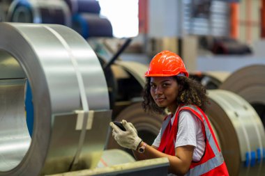 Ustabaşı ya da işçi fabrikada çalışıyor. Kontrol makinesi ya da tesisteki ürünler. Mühendis ya da teknisyen Malzemeleri ya da Tesiste Makine 'yi kontrol ediyor. Sanayi ve Fabrika.