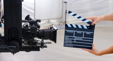 Adam elleri film alkışını tutuyor. Film yönetmeni konsepti. Film çekimi ya da video yapım ve film ekibi sahnelerinin arkasında