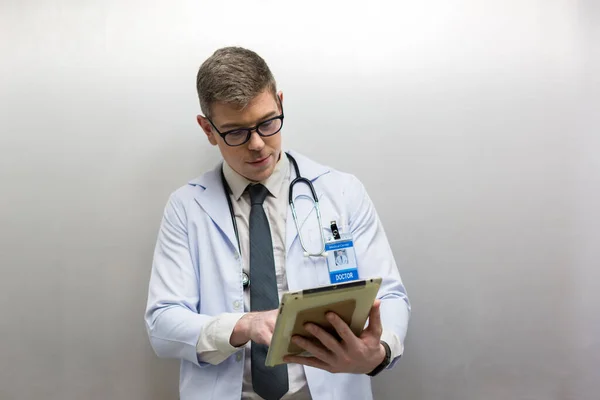 Doctor Holding Tablet Hospital Friendly Male Doctor Dressed Uniform Holding — Stock Photo, Image