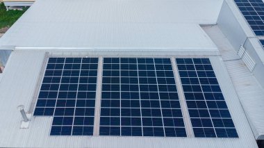 Çatıda yeşil enerji için güneş enerjisi panelleri var. Fabrikanın çatısındaki güneş panelleri fotovoltaik güneş panellerini emer.