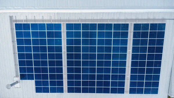 Solpaneler Taket För Grön Energi Solpaneler Fabrikstakets Solcellspaneler Absorberar Solljus — Stockfoto