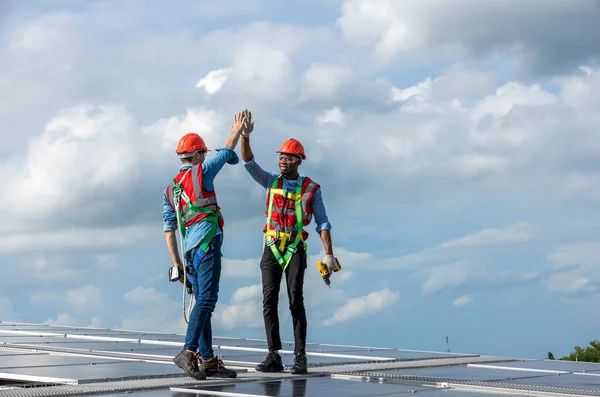 Engineer Working Setup Solar Panel Roof Top Engineer Worker Work — Fotografia de Stock