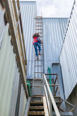 Mühendislik ya da işçi yangın çıkışından güvenli bölgeye indi. Çatıya çıkan yangın merdiveni var. İşçi yangın merdiveninden iniyor.