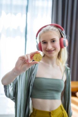 Bitcoin bozuk para tutan kadın eli. Kız elinde altın bir bitcoin tutuyor. Kripto para birimi konsepti. Elektronik sanal para yatırımı. Kripto para birimi