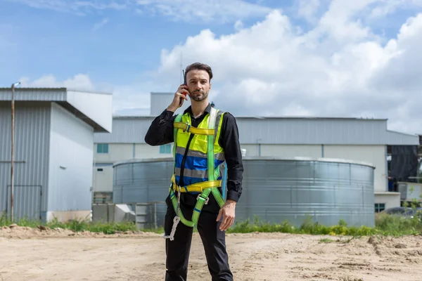 Ustabaşı ya da işçi fabrikada çalışıyor. İnşaat alanında çalışan mühendis..