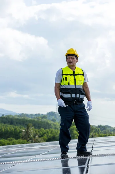 Engineer Working Setup Solar Panel Roof Top Engineer Worker Work — Stockfoto