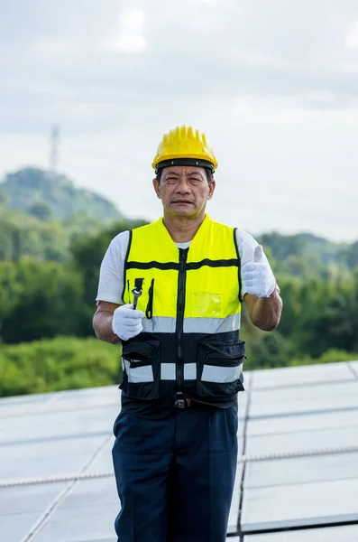 Engineer Working Setup Solar Panel Roof Top Engineer Worker Work — Stockfoto