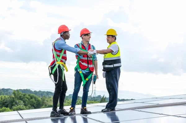 Engineer Working Setup Solar Panel Roof Top Engineer Worker Work — Fotografia de Stock