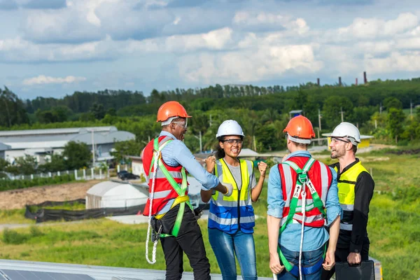 Engineer Working Setup Solar Panel Roof Top Engineer Worker Work — Fotografia de Stock