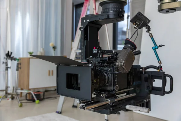 Film Videoproductieteam Filmploeg Met Cameramateriaal Videocamera Operator Werkt Met Apparatuur — Stockfoto