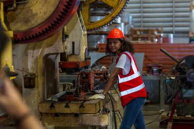 Ustabaşı ya da işçi fabrikada çalışıyor. Kontrol makinesi ya da tesisteki ürünler. Mühendis ya da teknisyen Malzemeleri ya da Tesiste Makine 'yi kontrol ediyor. Sanayi ve Fabrika.