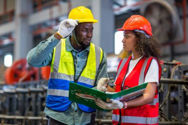 Ustabaşı ya da işçi fabrikada çalışıyor. Kontrol makinesi ya da tesisteki ürünler. Mühendis ya da teknisyen Malzemeleri ya da Tesiste Makine 'yi kontrol ediyor. Sanayi ve Fabrika.