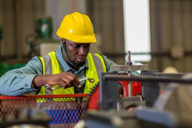 Ustabaşı ya da işçi fabrikada çalışıyor. Kontrol makinesi ya da tesisteki ürünler. Mühendis ya da teknisyen Malzemeleri ya da Tesiste Makine 'yi kontrol ediyor. Sanayi ve Fabrika.