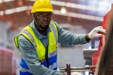 Ustabaşı ya da işçi fabrikada çalışıyor. Kontrol makinesi ya da tesisteki ürünler. Mühendis ya da teknisyen Malzemeleri ya da Tesiste Makine 'yi kontrol ediyor. Sanayi ve Fabrika.