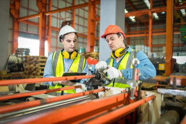 Ustabaşı ya da işçi fabrikada çalışıyor. Kontrol makinesi ya da tesisteki ürünler. Mühendis ya da teknisyen Malzemeleri ya da Tesiste Makine 'yi kontrol ediyor. Sanayi ve Fabrika.