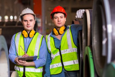 Ustabaşı ya da işçi fabrikada çalışıyor. Kontrol makinesi ya da tesisteki ürünler. Mühendis ya da teknisyen Malzemeleri ya da Tesiste Makine 'yi kontrol ediyor. Sanayi ve Fabrika.