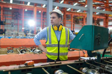 Ustabaşı ya da işçi fabrikada çalışıyor. Kontrol makinesi ya da tesisteki ürünler. Mühendis ya da teknisyen Malzemeleri ya da Tesiste Makine 'yi kontrol ediyor. Sanayi ve Fabrika.