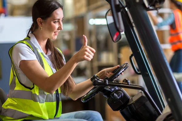 Forklift 드라이버에서 일하는 노동자들은 공장의 선박에서 일하는 행복하게 여긴다 지역에 — 스톡 사진