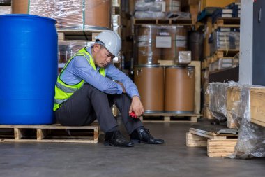 Depoda çalışan üniformalı bir işçi.