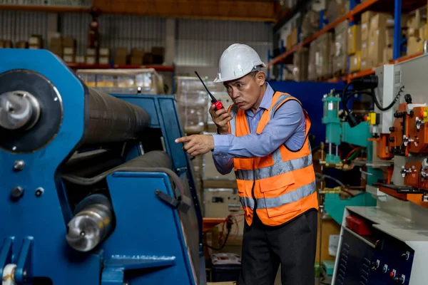 Trabalhador Uniforme Trabalhando Com Uma Máquina Fábrica — Fotografia de Stock