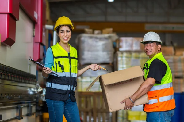 Warehouse Worker Manager Clipboard Background — Stockfoto