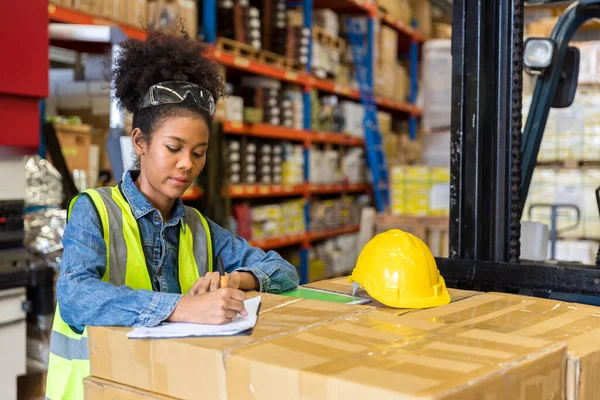Smiling Female Worker Clipboard Warehouse — Stockfoto