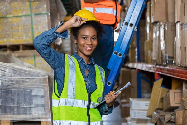 Portret Van Lachende Vrouwelijke Werkster Beschermend Uniform Klembord Met Kartonnen — Stockfoto