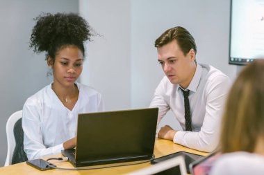Çeşitli meslektaşlar beyin fırtınasında toplanıp istatistikleri tartışırlar. Bir grup insan, Beyin Fırtınası iş planını birlikte yapmak için toplandı. Beyin Fırtınası Ekibi Çalışma Konsepti.
