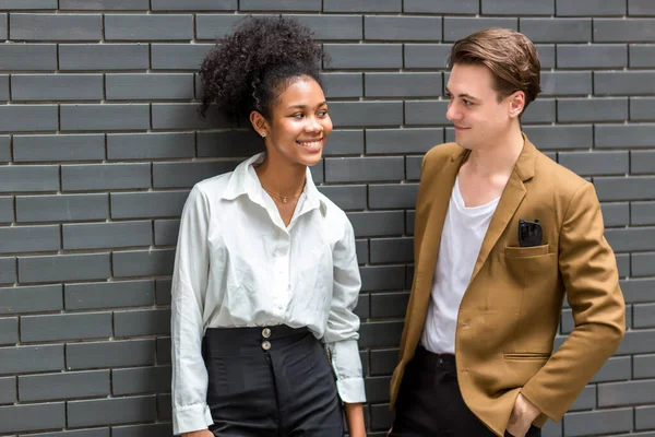 Una Coppia Diversa Coppia Multietnica Innamorata Donna Afroamericana Uomo Caucasico — Foto Stock