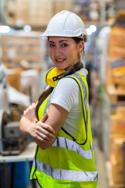 Akıllı fabrika endüstrisinde çalışan bir mühendis ya da işçi. Akıllı fabrika endüstrisinde makine kontrolü ve kontrol robotu.