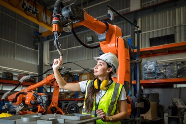 Akıllı fabrika endüstrisinde çalışan bir mühendis ya da işçi. Akıllı fabrika endüstrisinde makine kontrolü ve kontrol robotu.