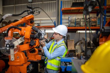 Akıllı fabrika endüstrisinde çalışan bir mühendis ya da işçi. Akıllı fabrika endüstrisinde makine kontrolü ve kontrol robotu.
