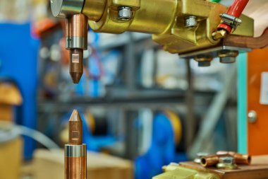 Direnç noktası kaynak makinesi ve akım kontrolörü. Kaynak robotu. Elektro direnç noktası robot kaynaklı.