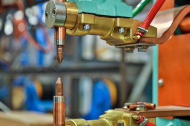 Direnç noktası kaynak makinesi ve akım kontrolörü. Kaynak robotu. Elektro direnç noktası robot kaynaklı.