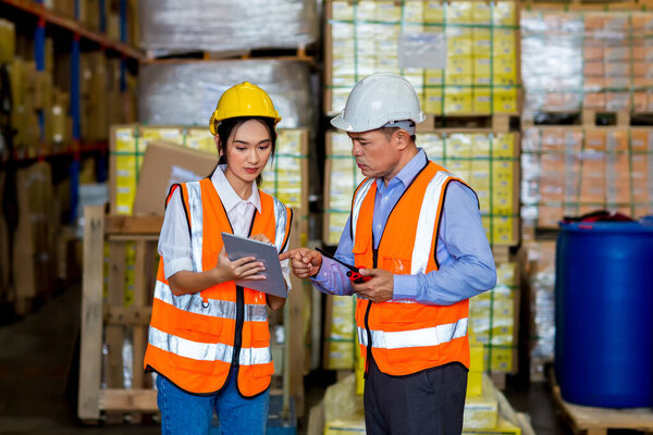 Команда Форман или сотрудник команды работают на складе. Концепция промышленных и промышленных рабочих. работница заказывает детали и проверяет товары и принадлежности.