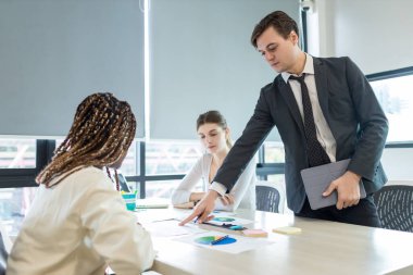 Çeşitli meslektaşlar beyin fırtınasında toplanıp istatistikleri tartışırlar. Bir grup insan, Beyin Fırtınası iş planını birlikte yapmak için toplandı. Beyin Fırtınası Ekibi Çalışma Konsepti.