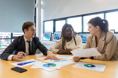 Çeşitli meslektaşlar beyin fırtınasında toplanıp istatistikleri tartışırlar. Bir grup insan, Beyin Fırtınası iş planını birlikte yapmak için toplandı. Beyin Fırtınası Ekibi Çalışma Konsepti.