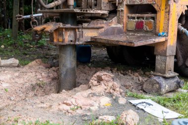 Eski kamyona yeraltı su kuyusu delme makinesi yerleştirildi. Yeraltı suyu sondaj makinesi kırsal bölgeye yerleştirilmiş.