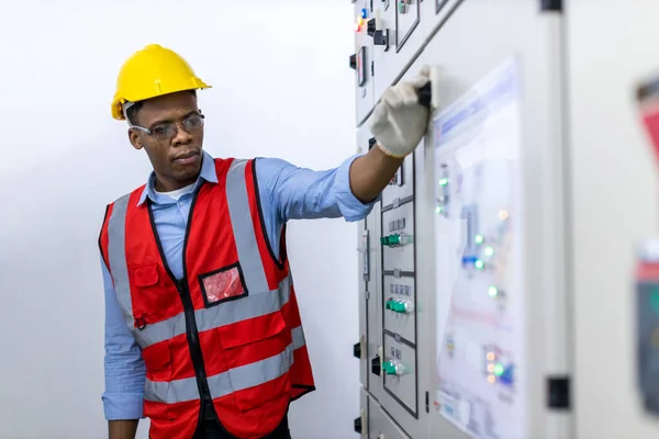 Electrical Engineer Working Control Room Electrical Engineer Man Checking Power — Stockfoto